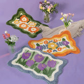 Flauschiger Akzentteppich mit orangefarbenen Gänseblümchen